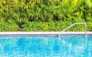 Cómo mantener niveles estables de desinfección en el agua de la alberca