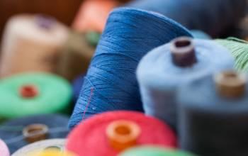 Teñido textil industrial y el uso de colorantes sintéticos