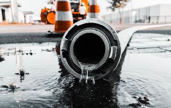 el hipoclorito de sodio se usa en diversas industrias, se usa como destapador de tuberías