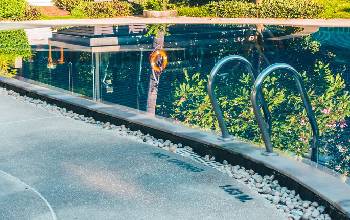 Clarificadores de agua y alguicidas son productos para limpiar piscinas