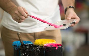 Botes de tinta de serigrafía a base de agua y solvente.